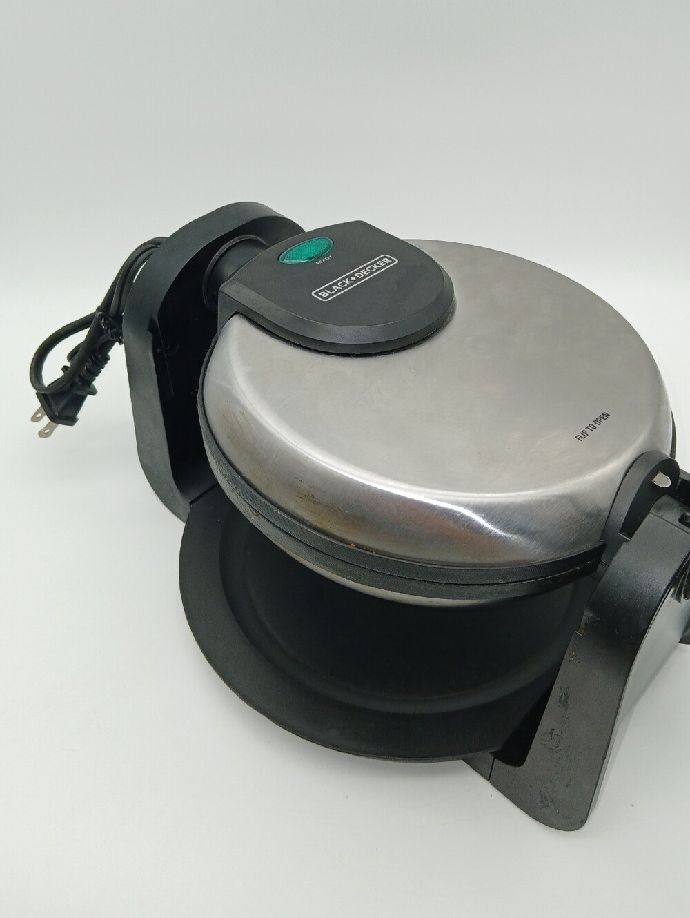 BLACK+DECKER Flip Waffle Maker WM1404S, 4 Belgian Waffles - Picture 5 of 6